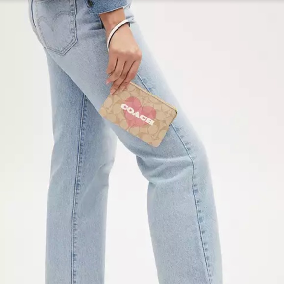 New Coach Corner Zip Wristlet In Signature Canvas With Heart Print - Picture 3 of 3